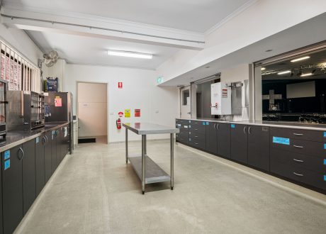 Features 90cm oven, induction plates, industrial dishwasher and tea/coffee facilities.
Pax: 10