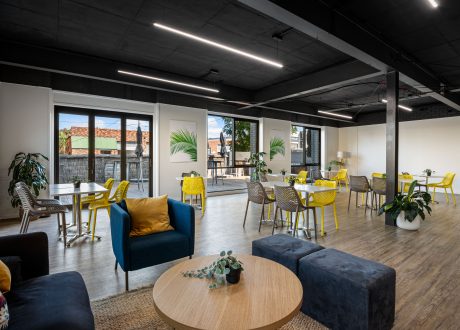 Features small kitchenette, fridge, outside bar stools and three barbecues.
Pax: 50-100